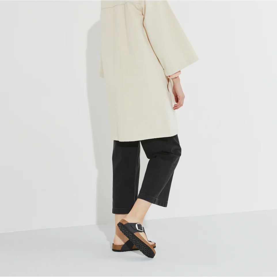 Birkenstock Women Gizeh Big Buckle Oiled Leather in Black - Image 2
