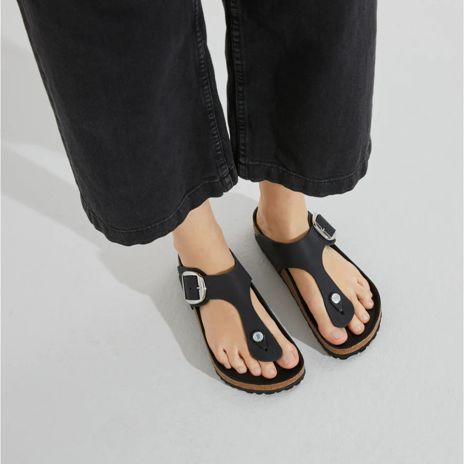 Birkenstock Women Gizeh Big Buckle Oiled Leather in Black - Image 3