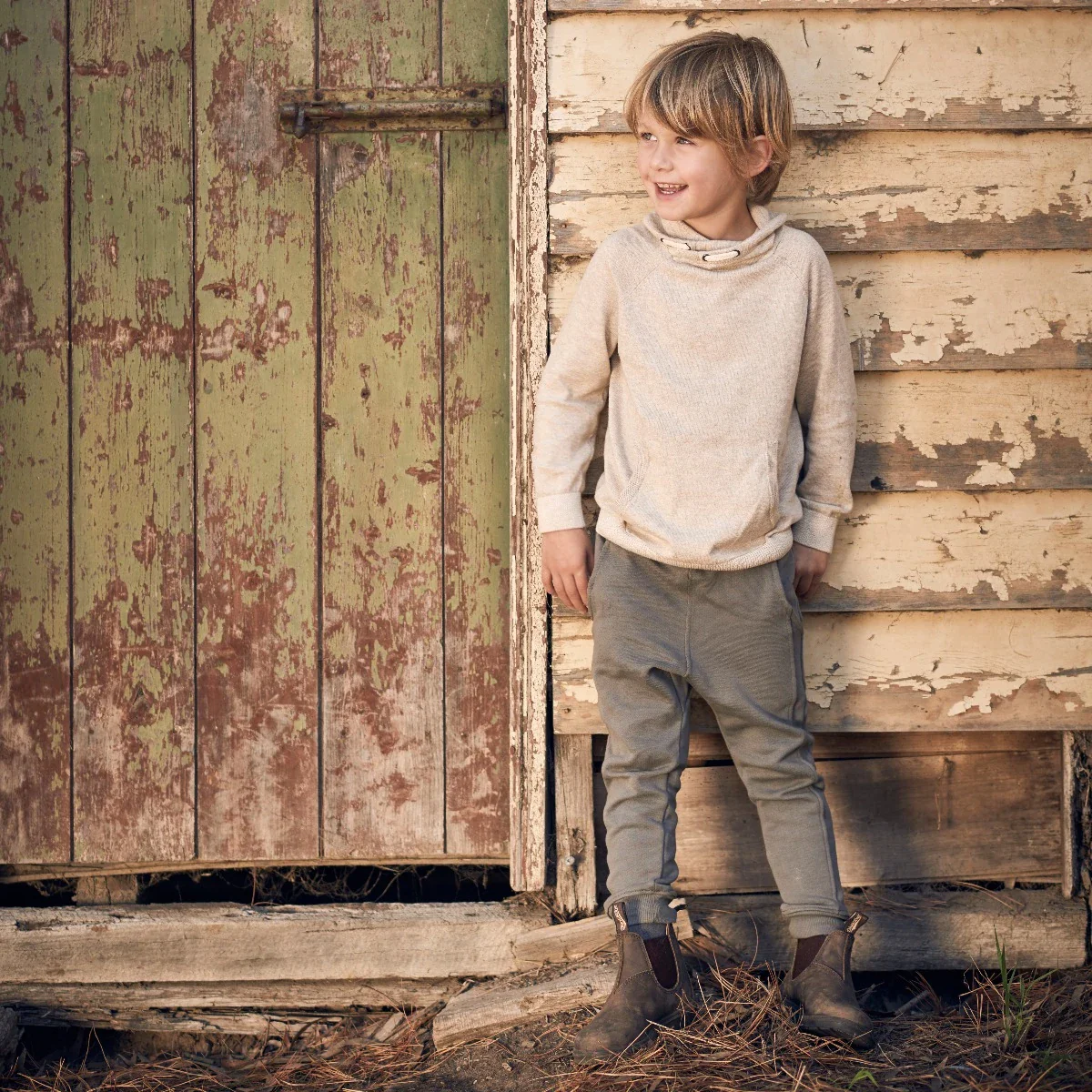 Blundstone Kid's Series 565 Premium Leather Chelsea Boots in Rustic Brown - Image 6