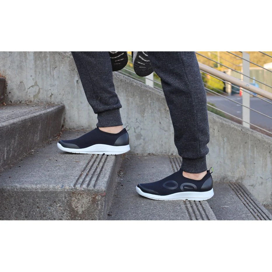 OOFOS Men's OOmg Sport Low Shoe in White/Black - Image 3