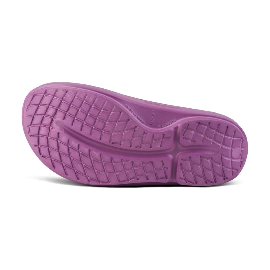 OOFOS Unisex OOahh Slide Sandal in Plum - Image 10