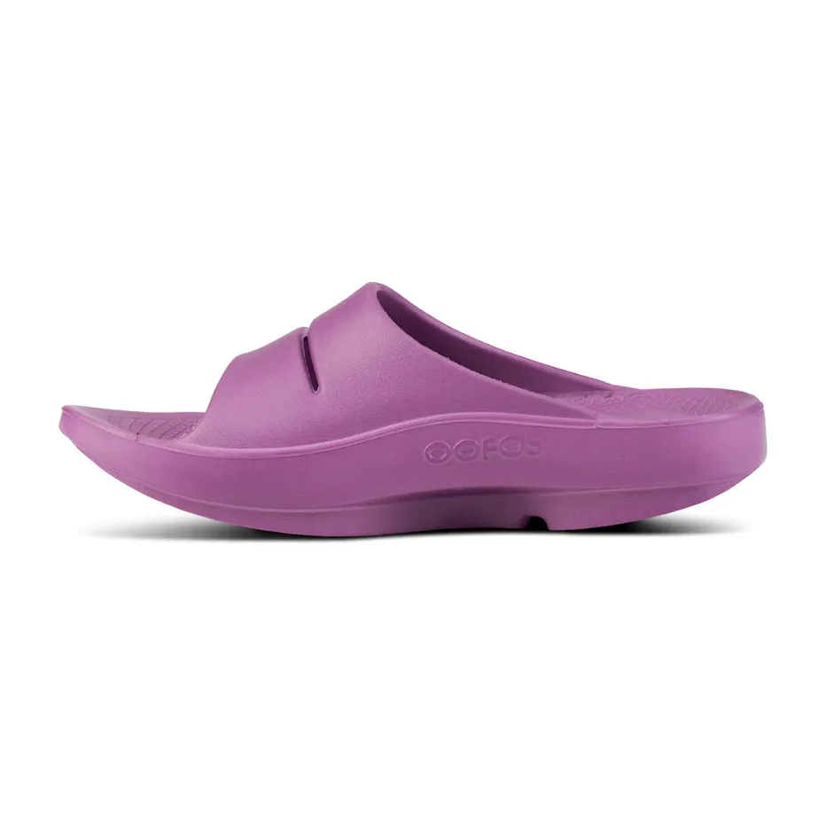 OOFOS Unisex OOahh Slide Sandal in Plum - Image 7