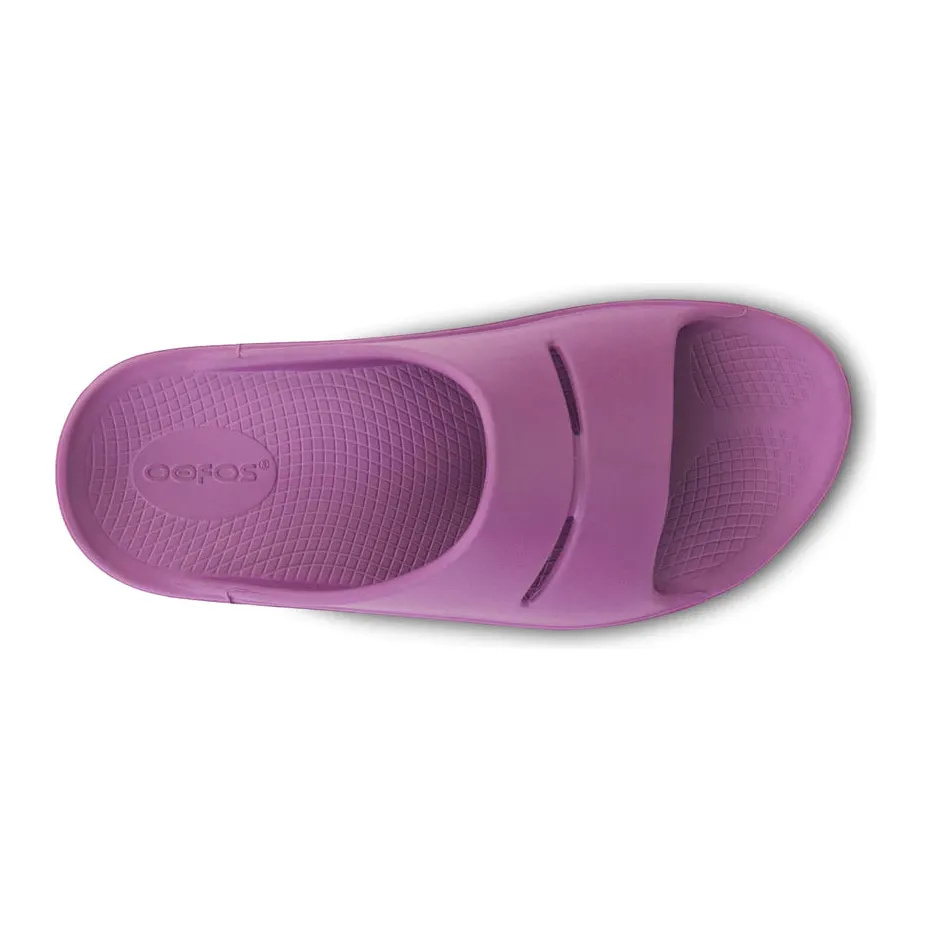 OOFOS Unisex OOahh Slide Sandal in Plum - Image 9