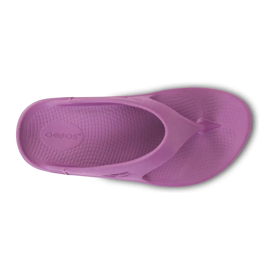 OOFOS Unisex OOriginal Sandal in Plum - Image 9