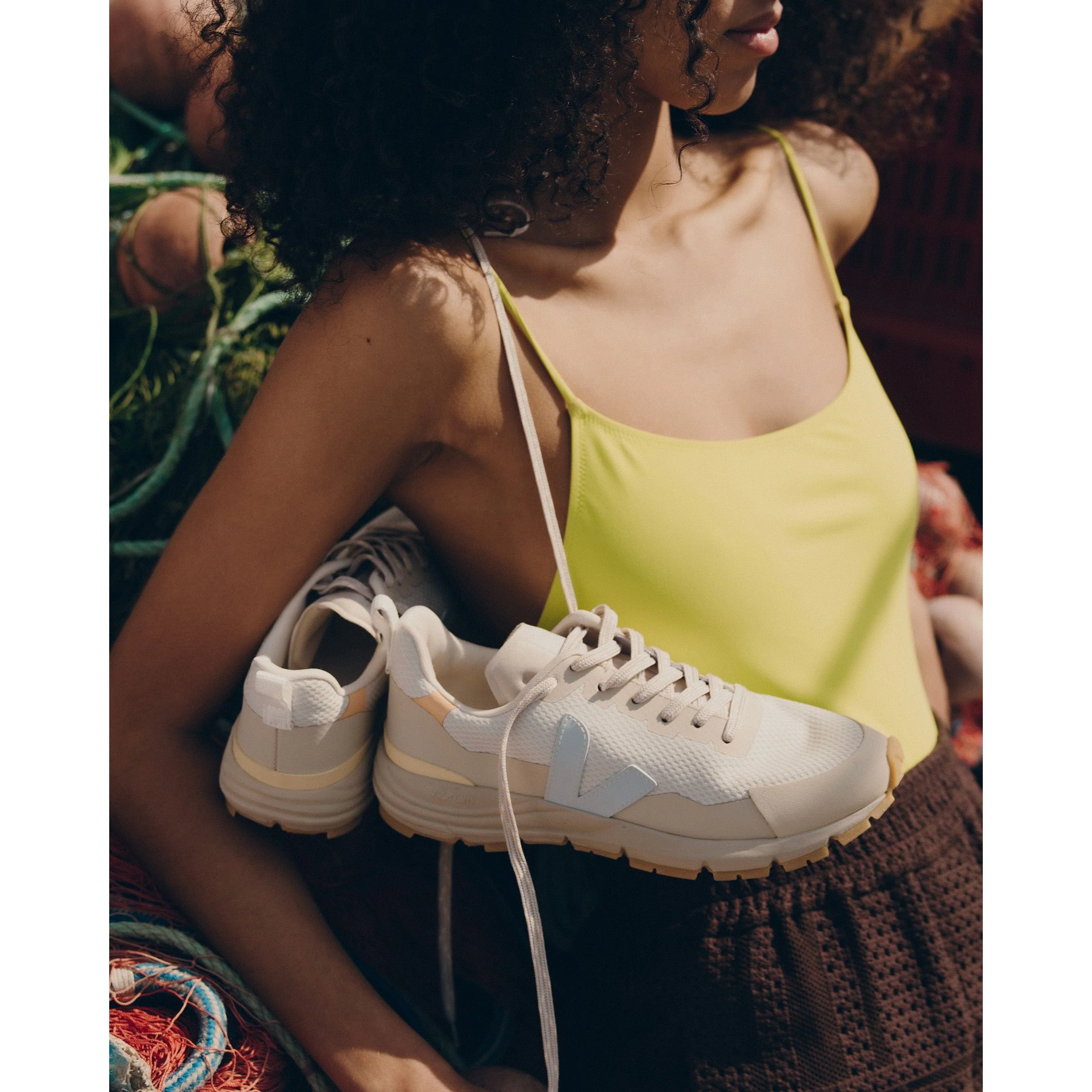Veja Women's Dekkan Alveomesh in Gravel Ice - Image 6